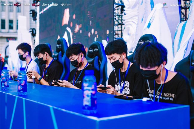 从赛场到更 从赛场到更